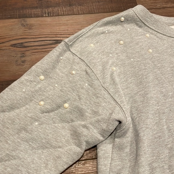 Large Gray Mossimo Sweatshirt with Pearl details on shoulders - Picture 4 of 8